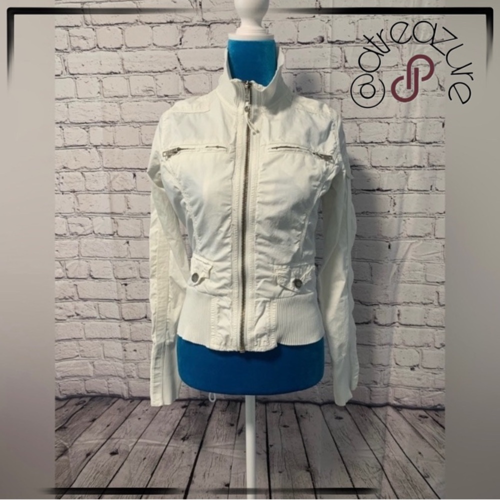 🈹 White Windbreaker Jacket